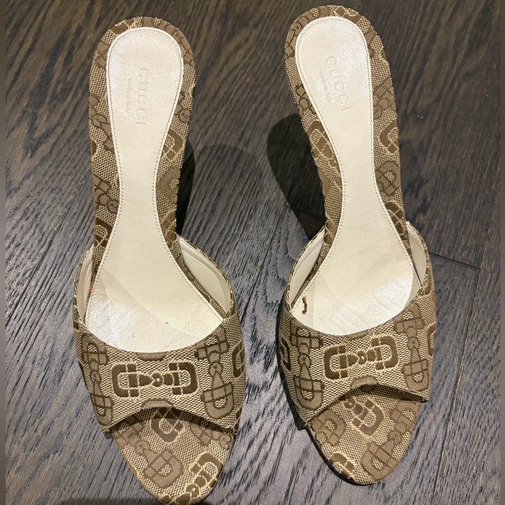 Gucci vintage heels. Size 38, they are used but still in perfect condition.